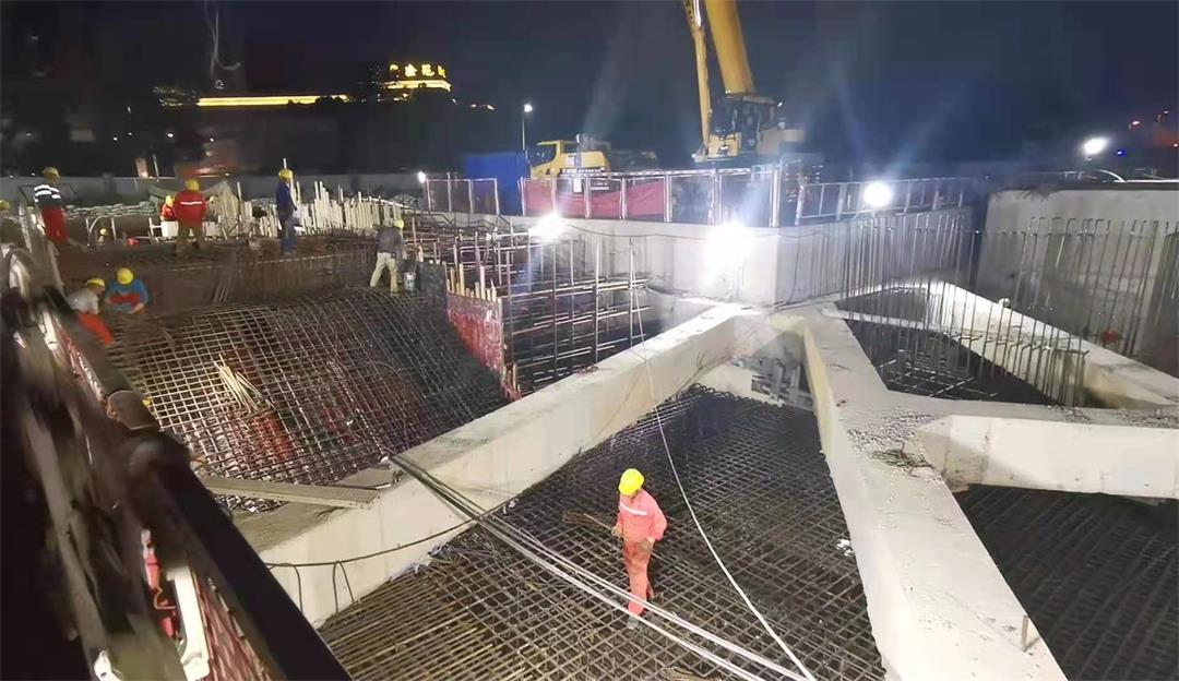 南京地铁S6号线宁句城际汤山镇站附属结构四号出入口及二号风亭封顶