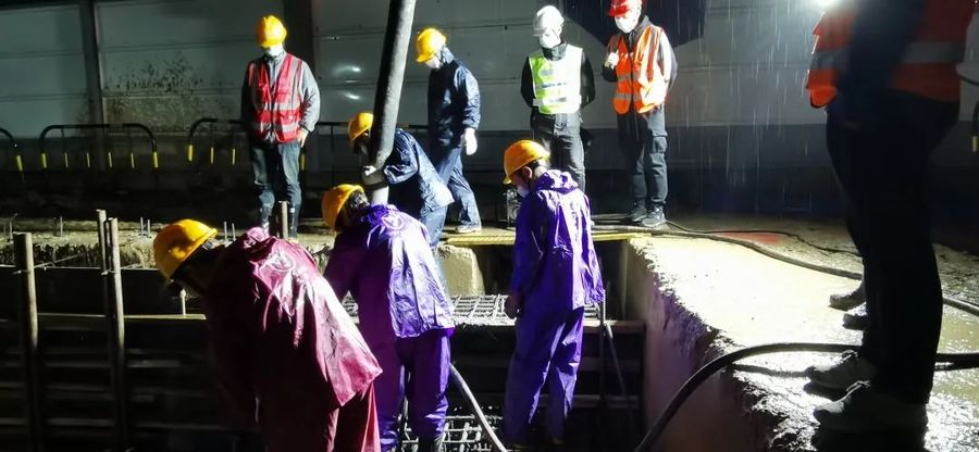 混凝土输送泵车浇筑现场 - 深铁建设：深圳地铁8号线小梅沙站首段冠梁、支撑梁混凝土浇筑完成