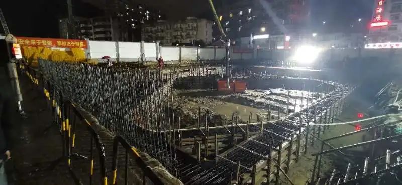 混凝土输送泵车浇筑现场 - 深铁建设：深圳地铁8号线小梅沙站首段冠梁、支撑梁混凝土浇筑完成