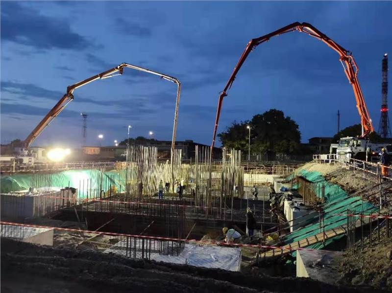 混凝土输送泵车浇筑现场 - 中国能建天津电建公司塞尔维亚潘切沃项目部汽机底板混凝土浇筑完成