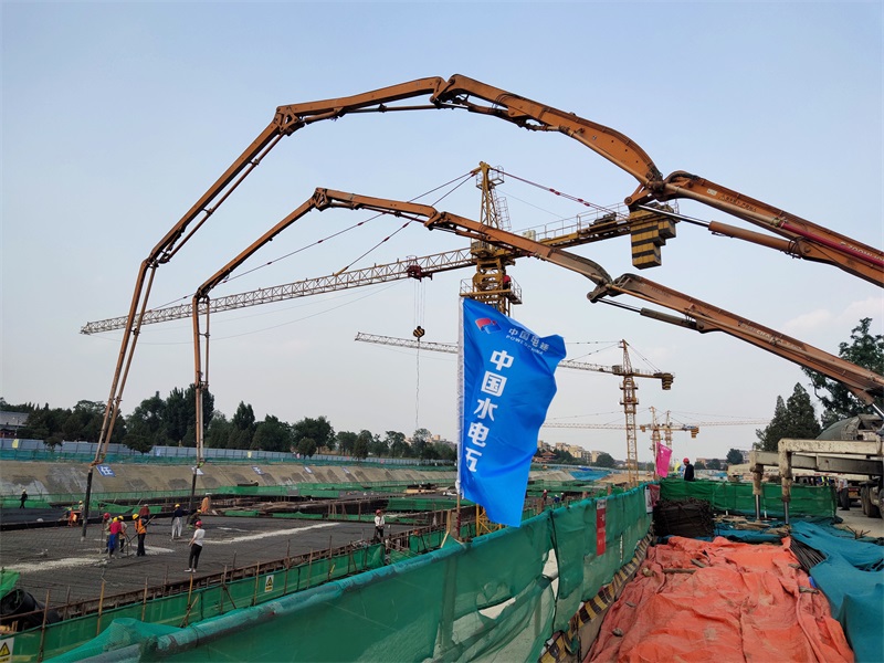 混凝土搅拌运输车、混凝土输送泵车浇筑现场 - 水电五局：登封市少林大道下穿隧道工程首幅顶板混凝土开始浇筑