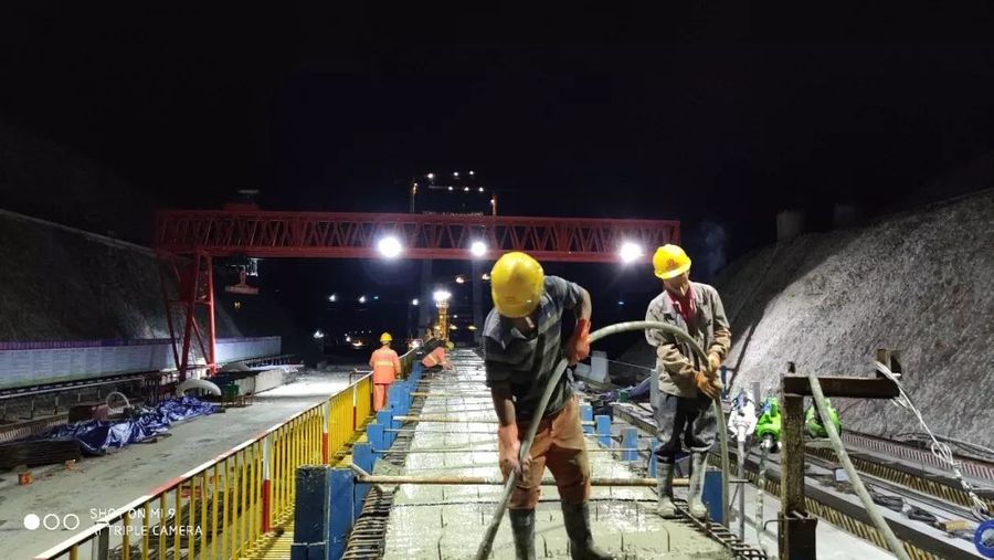 湄石3B标首片T梁 河闪渡乌江特大桥左幅首跨1-3#T梁混凝土浇筑完成