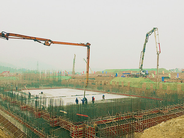 中联重科泵车浇筑现场 - 安徽电建：合肥市龙泉山环保项目1号垃圾库底板大体积混凝土浇筑完成