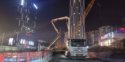 混凝土输送泵车、混凝土搅拌运输车浇筑现场 - 长沙地铁6号线二标涧塘站最后一仓中板混凝土浇筑完成