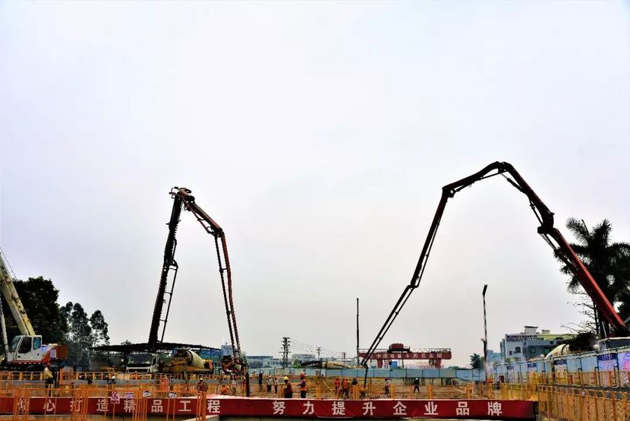 混凝土泵车、混凝土搅拌车浇筑砼现场 - 铁建南方佛山地铁三号线狮山站主体结构顺利封顶