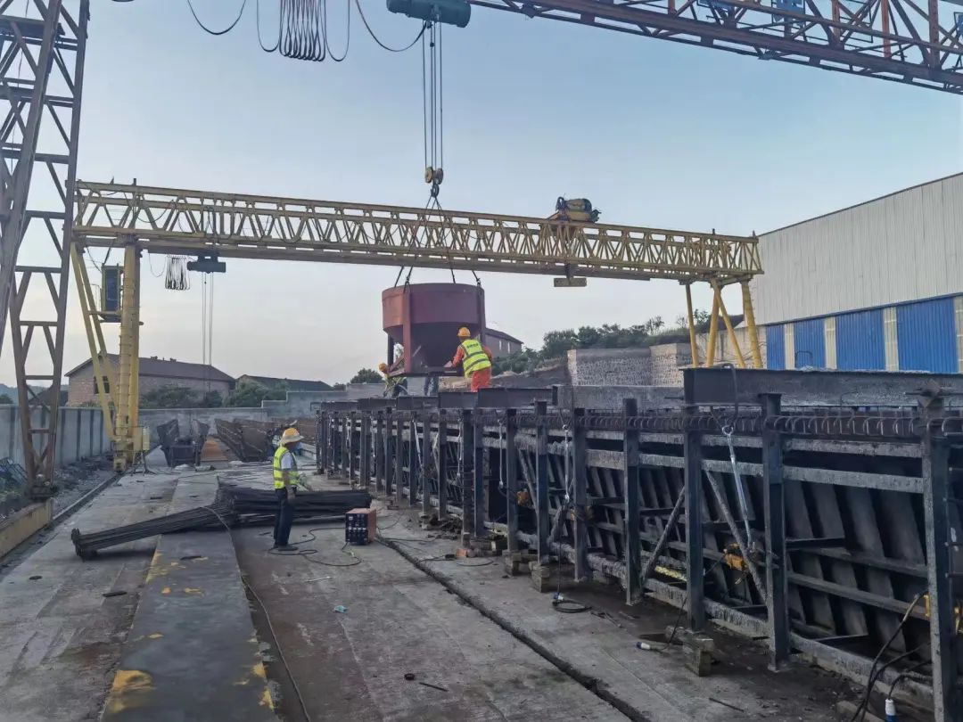 宜宾市叙州区城北新区致富路市政道路工程首孔预制箱梁砼浇筑成功