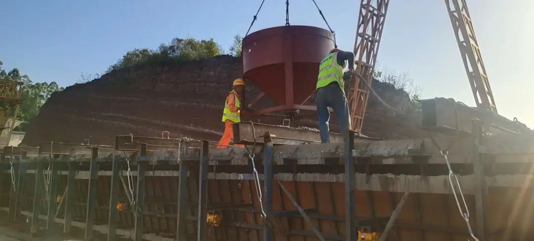 宜宾市叙州区城北新区致富路市政道路工程首孔预制箱梁砼浇筑成功