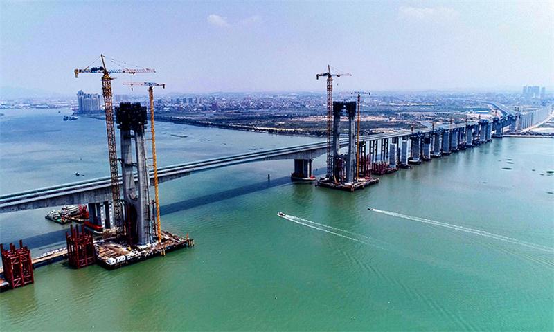世界首座高铁跨海大桥主塔封顶 新建福厦高铁泉州湾跨海大桥主塔封顶