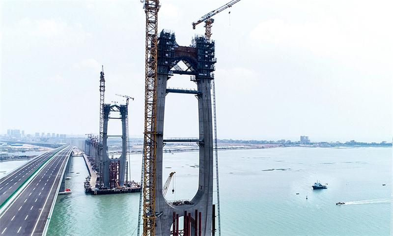 世界首座高铁跨海大桥主塔封顶 新建福厦高铁泉州湾跨海大桥主塔封顶