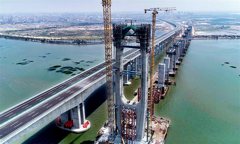 世界首座高铁跨海大桥主塔封顶 新建福厦高铁泉州湾跨海大桥主塔封顶