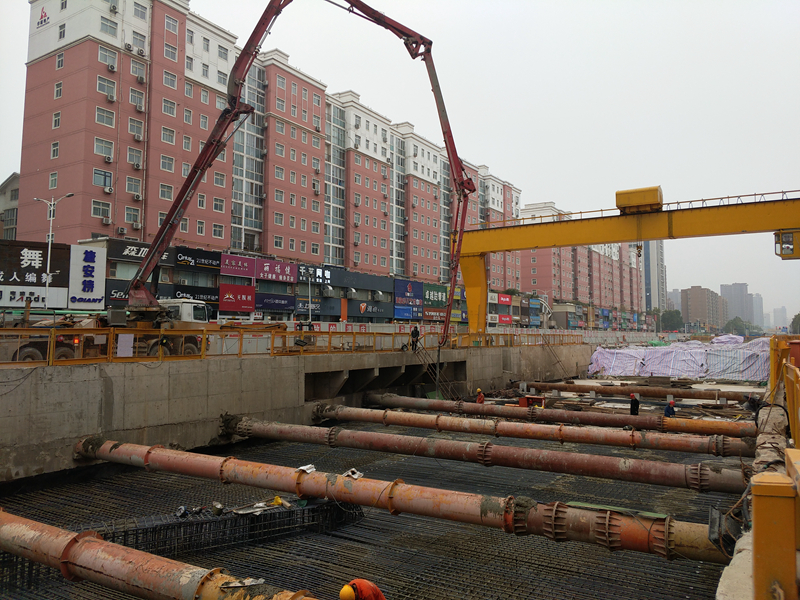 三一重工混凝土泵车进行砼浇筑 - 郑州地铁4号线2标丰庆路站主体结构全部封顶