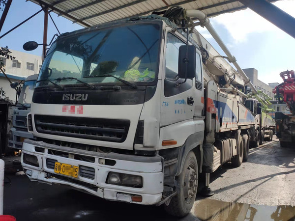深圳2011年9月47米中联重科混凝土泵车，五十铃底盘