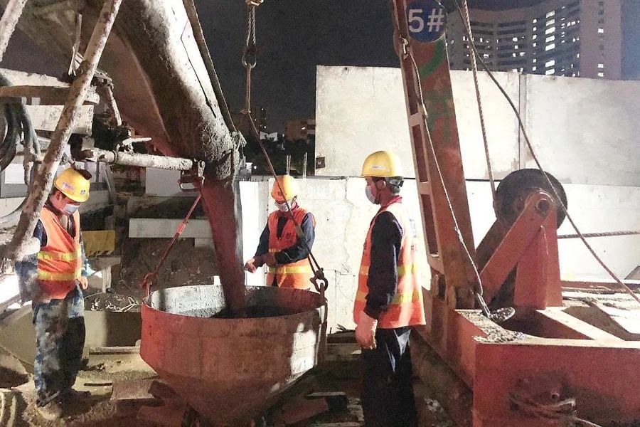 混凝土搅拌运输车浇筑现场 - 中建深圳地铁13号线宝石路站附属结构D出入口首幅地连墙砼浇筑完成