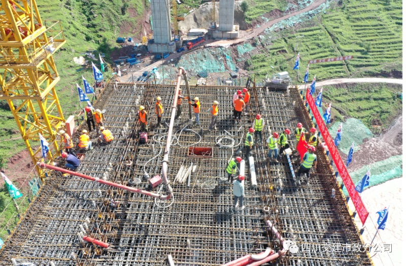 混凝土输送泵管 - 四川交建市政分公司美姑河4号特大桥左幅3号墩0号块混凝土浇筑完成