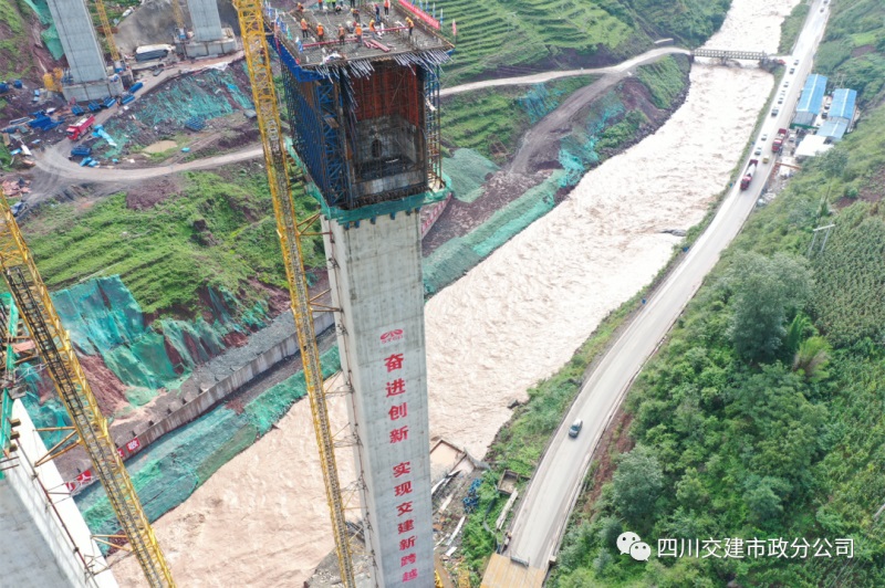 四川交建市政分公司美姑河4号特大桥左幅3号墩0号块混凝土浇筑完成