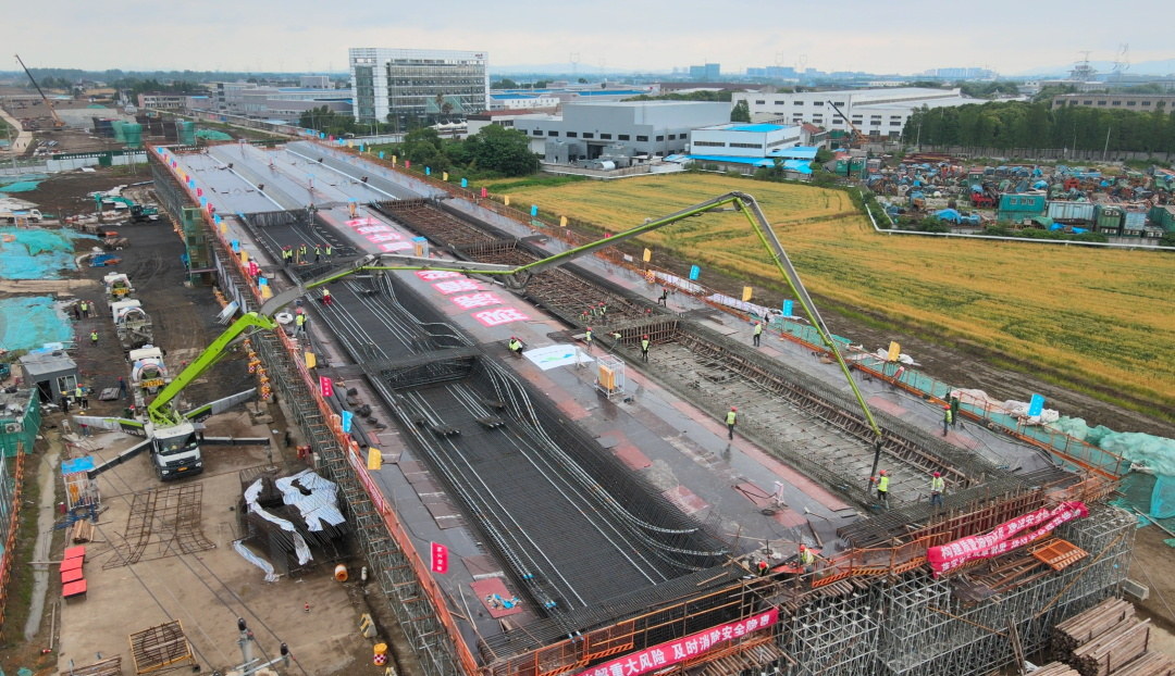 混凝土搅拌运输车、中联重科泵车浇筑现场 - 宜兴市范蠡大道北延新建工程项目首件现浇箱梁混凝土浇筑完成