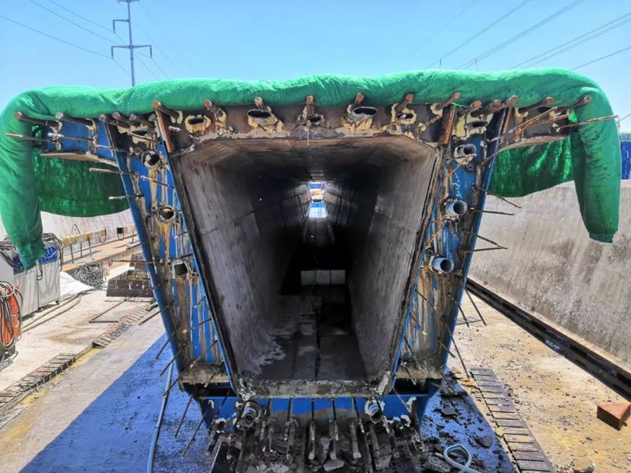 武汉市市政路桥公司:临颍项目跨京广铁路桥首榀箱梁混凝土浇筑完成