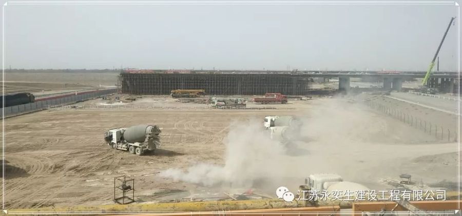 混凝土搅拌运输车浇筑现场 - 新疆G575巴哈四标北互通现浇桥箱梁混凝土浇筑圆满结束