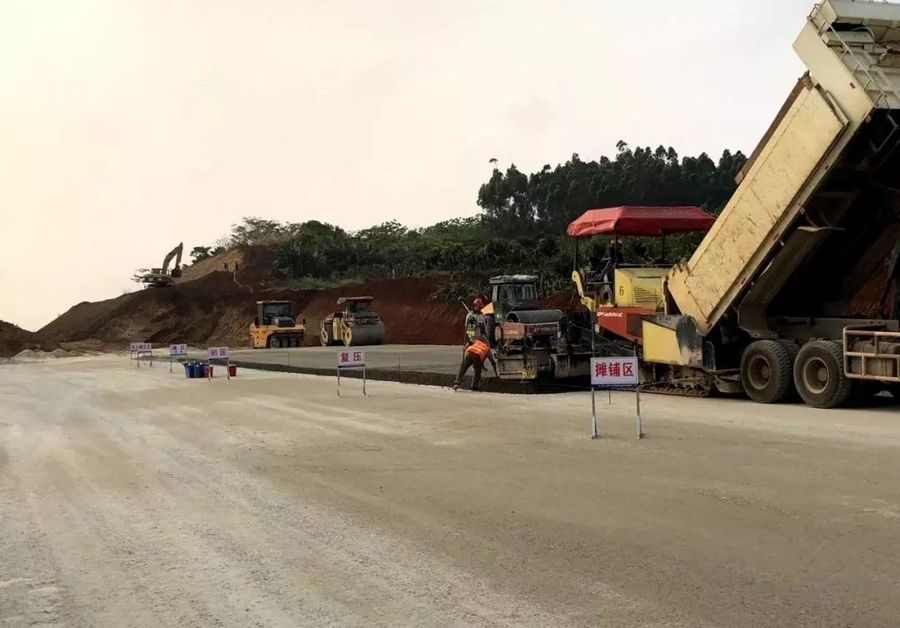 中交广东玉湛高速公路一工区首次完成水泥稳定碎石底基层试验段施工