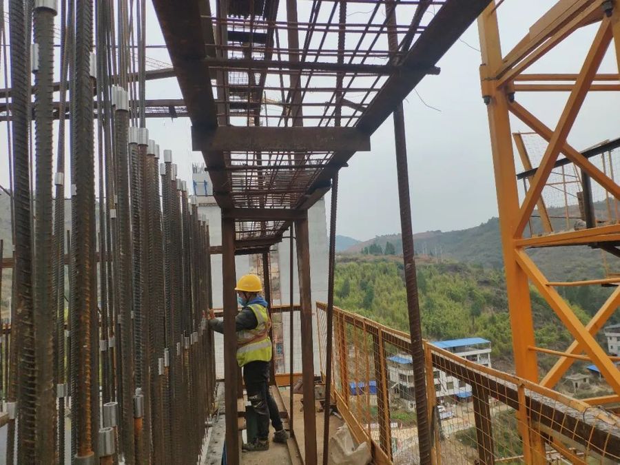 中交四公局一公司：铜仁项目陡滩河大桥右幅6号墩墩身混凝土浇筑完成