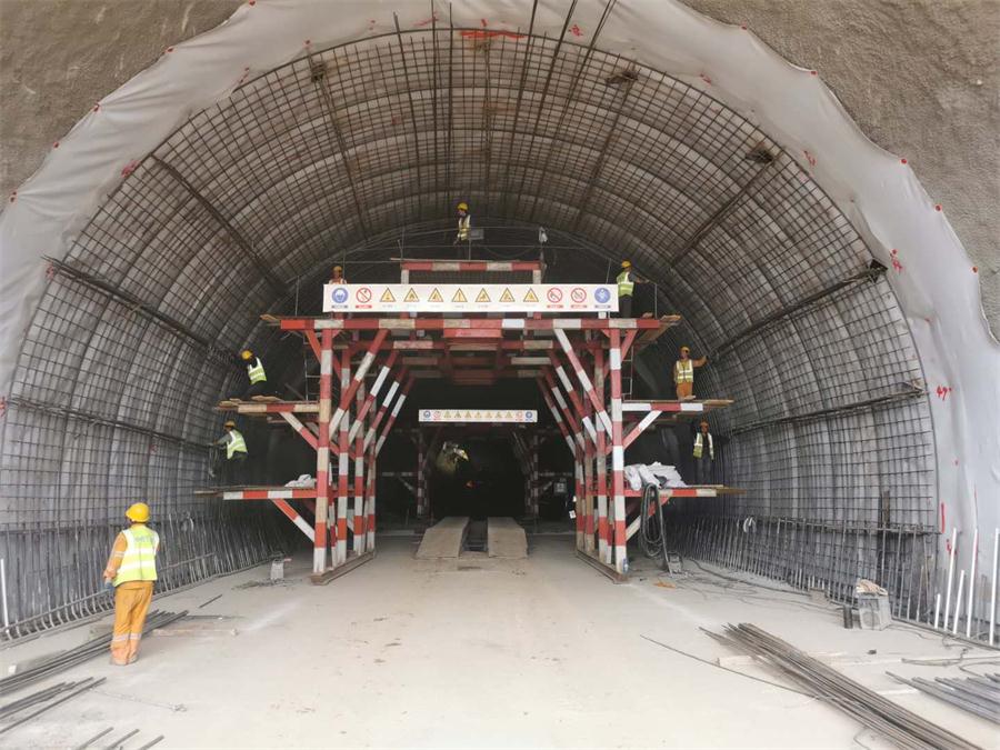 太原西北二环高速公路骆驼山隧道出口首件整体式衬砌混凝土浇筑完成