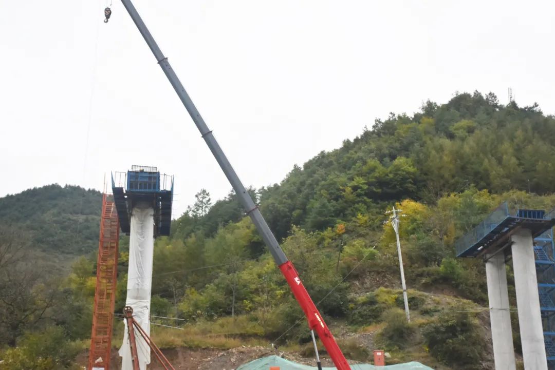 甘肃五环公路工程公司康略高速三标关防山特大桥首片盖梁顺利砼浇筑