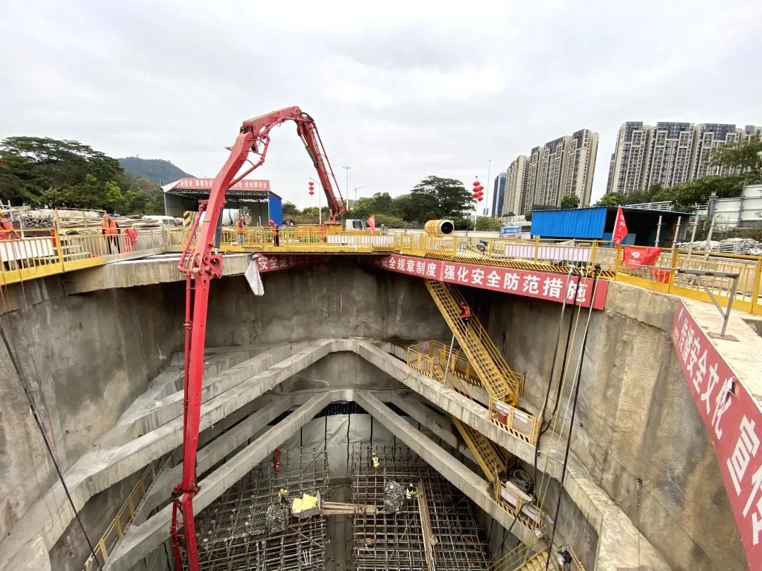 三一重工混凝土输送泵车浇筑现场 - 水电十一局：深圳地铁12号线机场东车辆段试车线轨道铺设完成