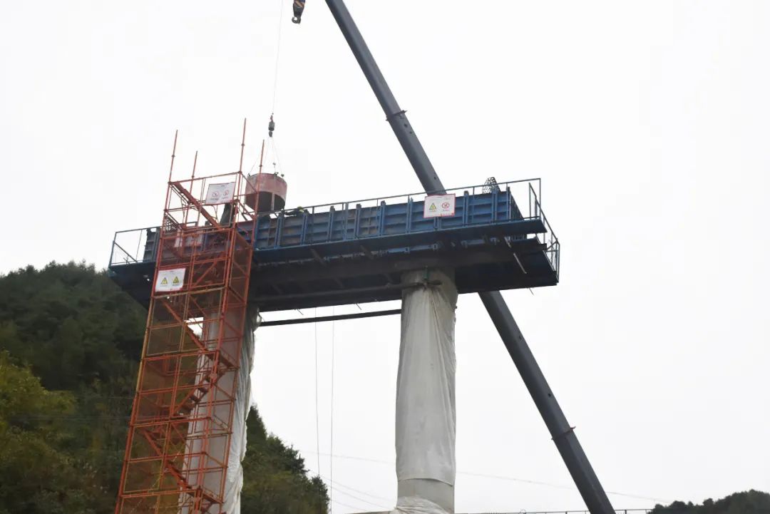 甘肃五环公路工程公司康略高速三标关防山特大桥首片盖梁顺利砼浇筑