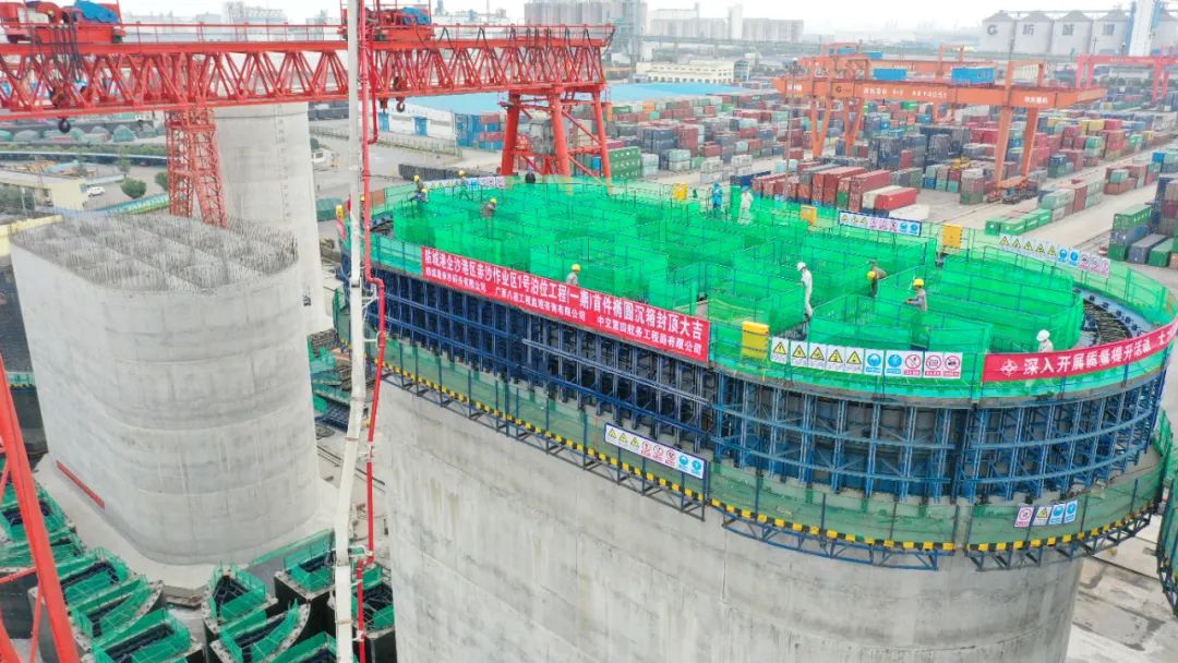 徐工混凝土输送泵车浇筑现场 - 防城港企沙港区赤沙作业区1号泊位工程首个椭圆沉箱最后一层混凝土浇筑完毕