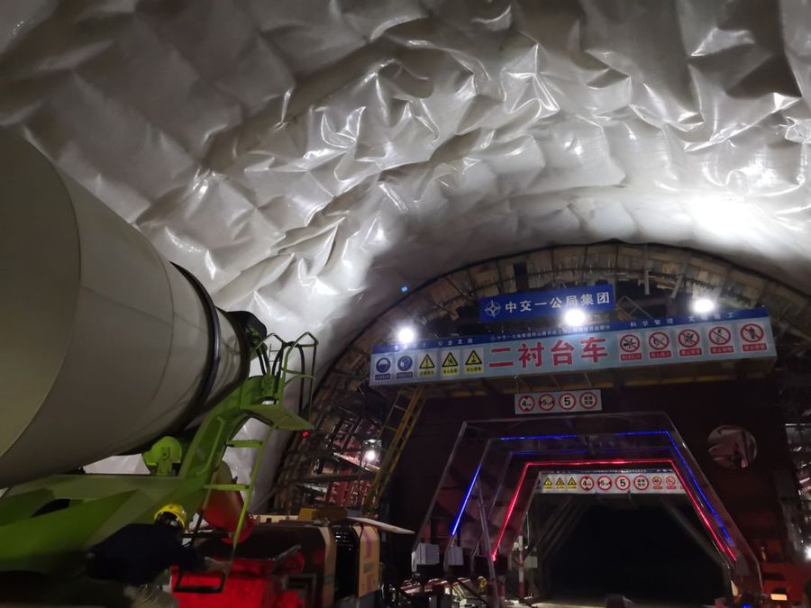 苏州何山路二标项目支硎山隧道南线首模二衬混凝土浇筑完成