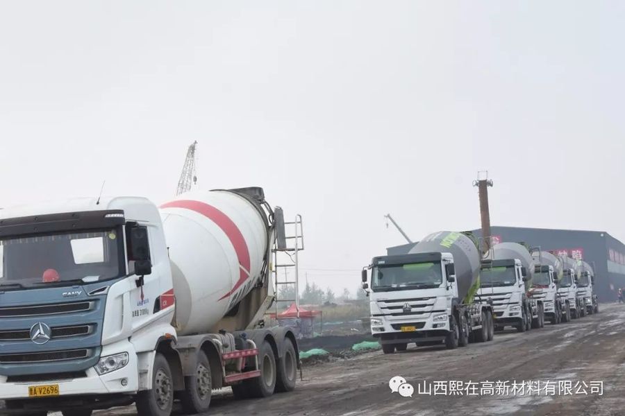 混凝土搅拌运输车浇筑现场 - 山西熙在高新材料:中铁大桥局大运路潇河大桥P11#承台混凝土浇筑完成