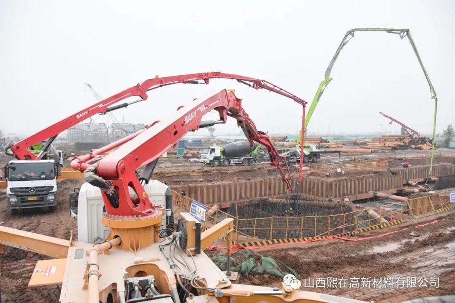 混凝土输送泵车、混凝土搅拌运输车浇筑现场 - 山西熙在高新材料:中铁大桥局大运路潇河大桥P11#承台混凝土浇筑完成