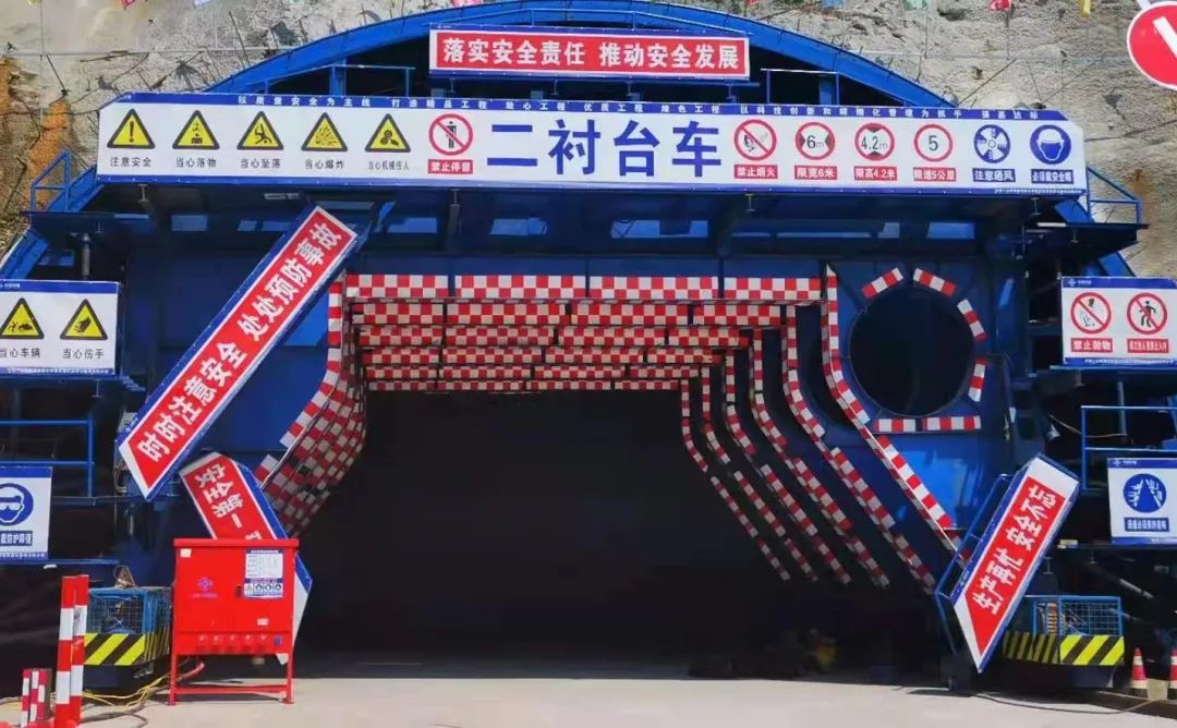 中交一公局：重庆渝武高速公路东阳隧道明洞段二衬砼浇筑全部完成