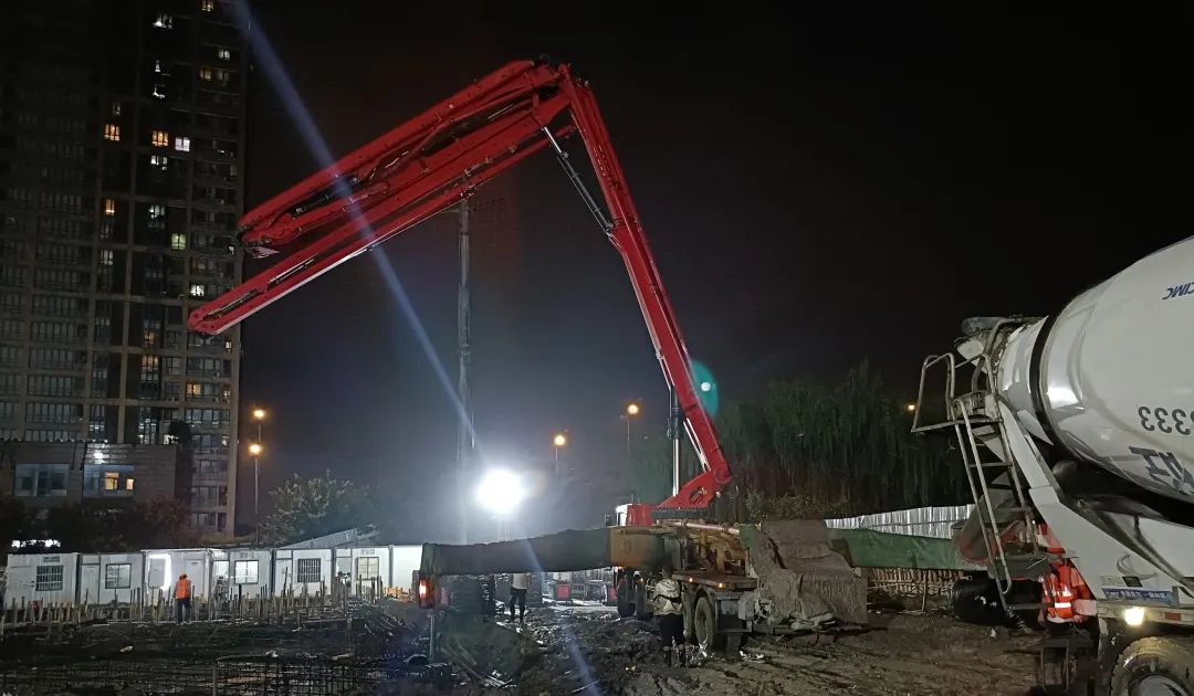 混凝土搅拌运输车、三一重工泵车浇筑现场 - 杭州市国际会展中心地下公共停车库工程第一块混凝土支撑梁浇筑完成
