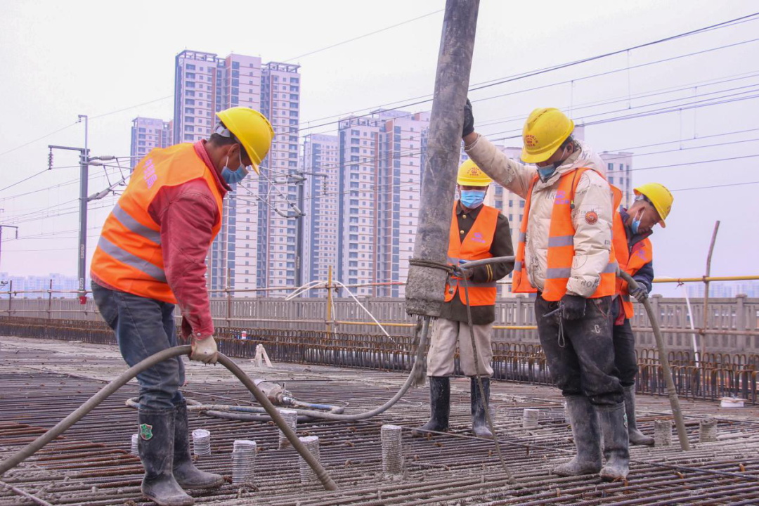 南沿江城际铁路南京段架梁通道上跨万安北路连续梁混凝土浇筑完成