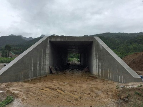 太凤高速公路项目部全线第一个涵洞混凝土浇筑完成