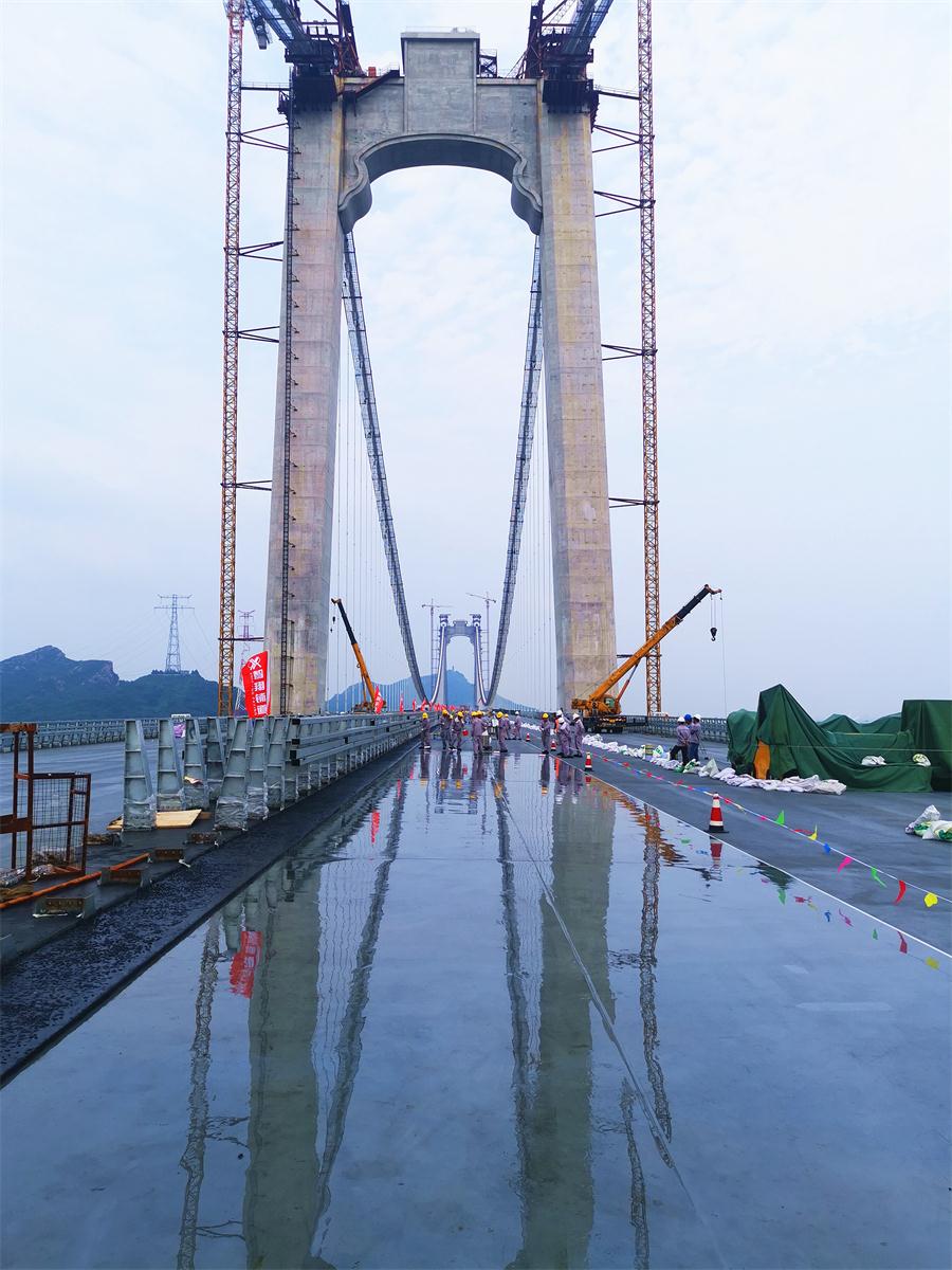 江苏省镇江市五峰山长江大桥公路钢桥面沥青混凝土摊铺全面展开