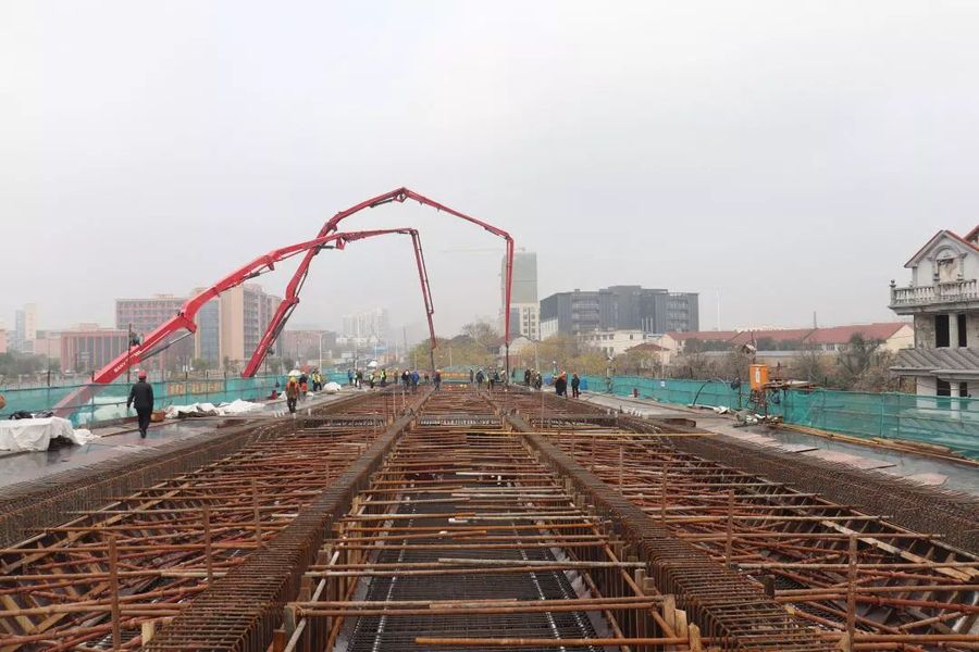 三一重工泵车浇筑现场 - 湖州市内环(北线)快速化改造工程一标段首件现浇箱梁混凝土浇筑完成