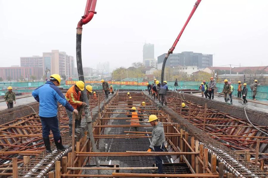 三一重工泵车浇筑现场 - 湖州市内环(北线)快速化改造工程一标段首件现浇箱梁混凝土浇筑完成