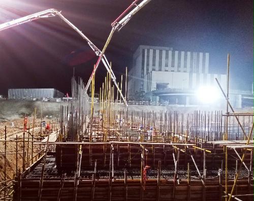 混凝土输送泵车浇筑现场 - 中国能建湖南省火电建设公司：文昌项目垃圾库底板混凝土浇筑完成