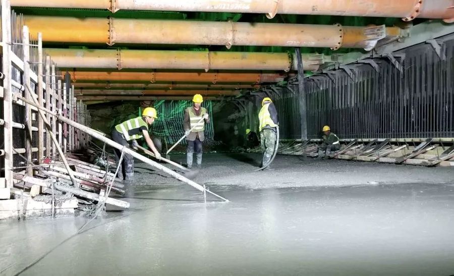 佛山地铁3号线3205-3标桂丹路站5-8轴底板425方混凝土浇筑顺利完成