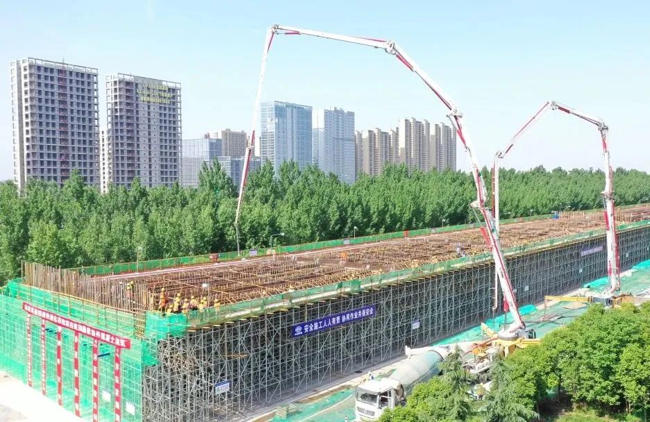 混凝土搅拌运输车、徐工泵车浇筑现场 - 西安市连霍高速辅道快速化项目高架桥首联现浇箱梁开始浇筑混凝土