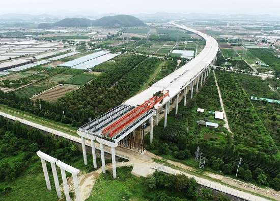 中开高速公路虎跳门西江特大桥拉开钢箱梁架设施工序幕