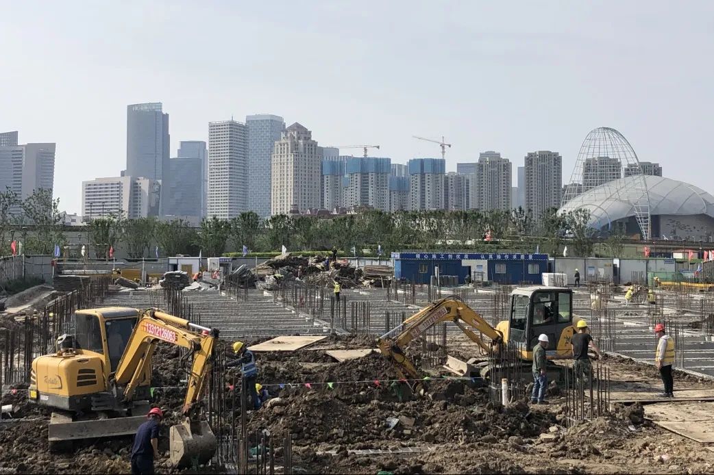 中铁建大桥局天津市海河外滩区域停车楼项目基础梁施工顺利完成