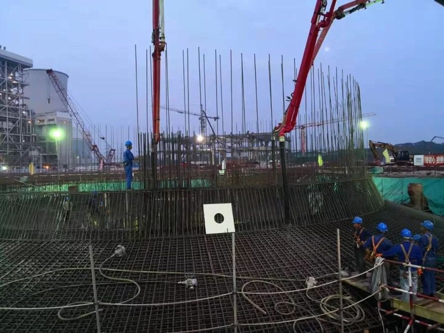 混凝土输送泵车浇筑现场 - 深能河源电力项目烟囱基础大体积混凝土浇筑完成