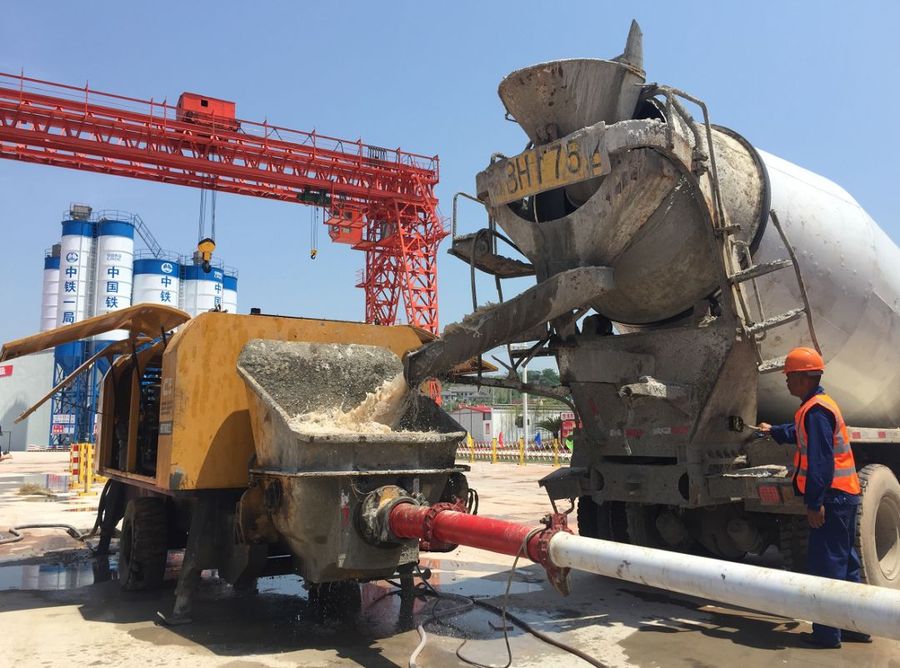 混凝土输送泵,混凝土搅拌运输车浇筑现场 - 中铁一局杭绍台铁路4标