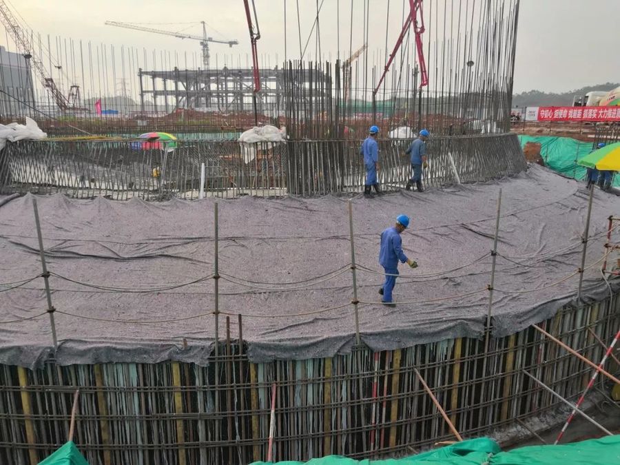 混凝土输送泵车、混凝土搅拌运输车浇筑现场 - 深能河源电力项目烟囱基础大体积混凝土浇筑完成