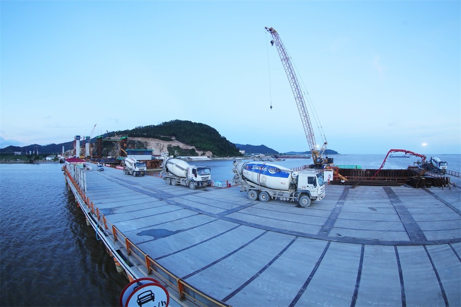 混凝土输送泵车、混凝土搅拌运输车浇筑现场 - 珠海金海大桥首个主塔墩承台混凝土浇筑完成