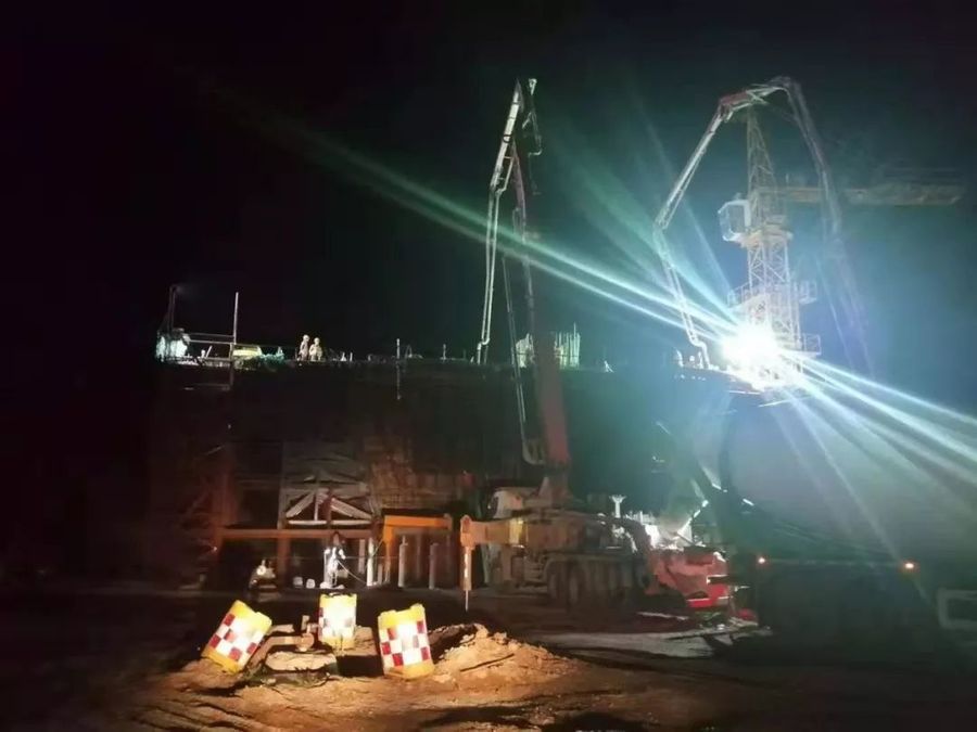 三一重工泵车浇筑现场 - 国道G340项目南水北调特大桥0#、1#块现浇箱梁混凝土浇筑完成