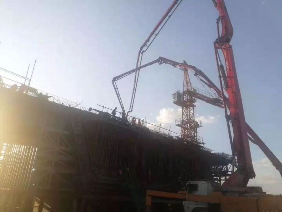 三一重工泵车浇筑现场 - 国道G340项目南水北调特大桥0#、1#块现浇箱梁混凝土浇筑完成